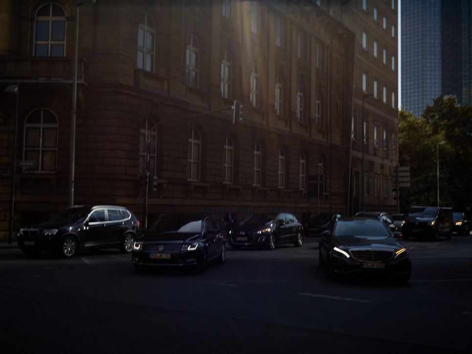 Schwarze Autos im Bankenviertel.