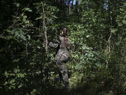 Soldatin läuft durch den Wald - Leibniz Magazin