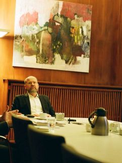 Der Interviewer Michael Bauchmüller mit Heinz Bude und Georg Feulner an einem Tisch im Gespräch.