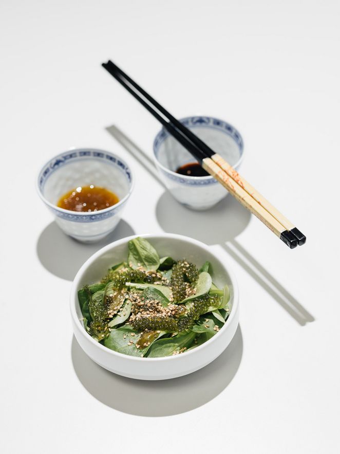 Der zubereitete "Quallen-Salat" nach japanischer Art angerichtet.