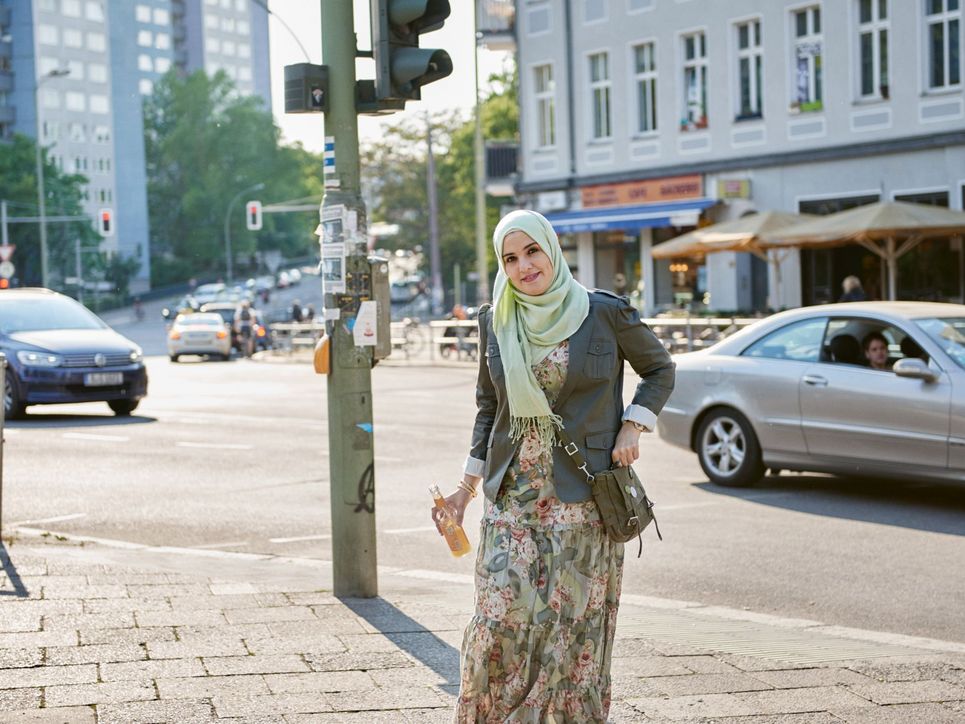 Marwa auf der Straße in der Stadt.