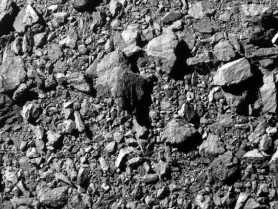 Nahansicht der steinigen Oberfläche des Asteroiden Dimorphos
