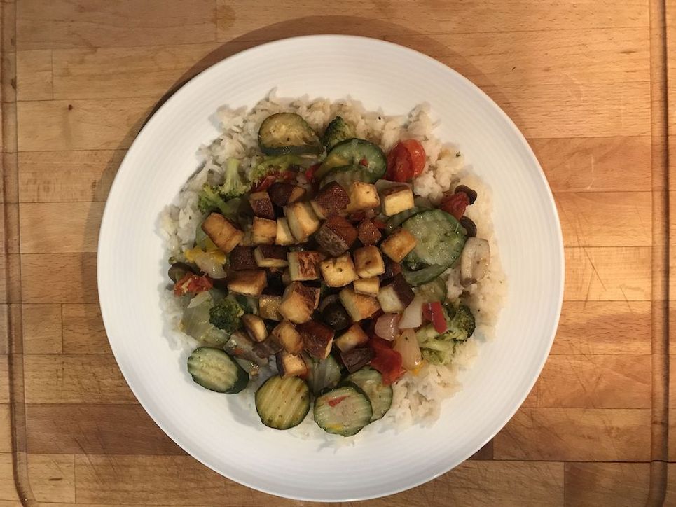 Reis mit Gemüse und Tofu auf einem Teller