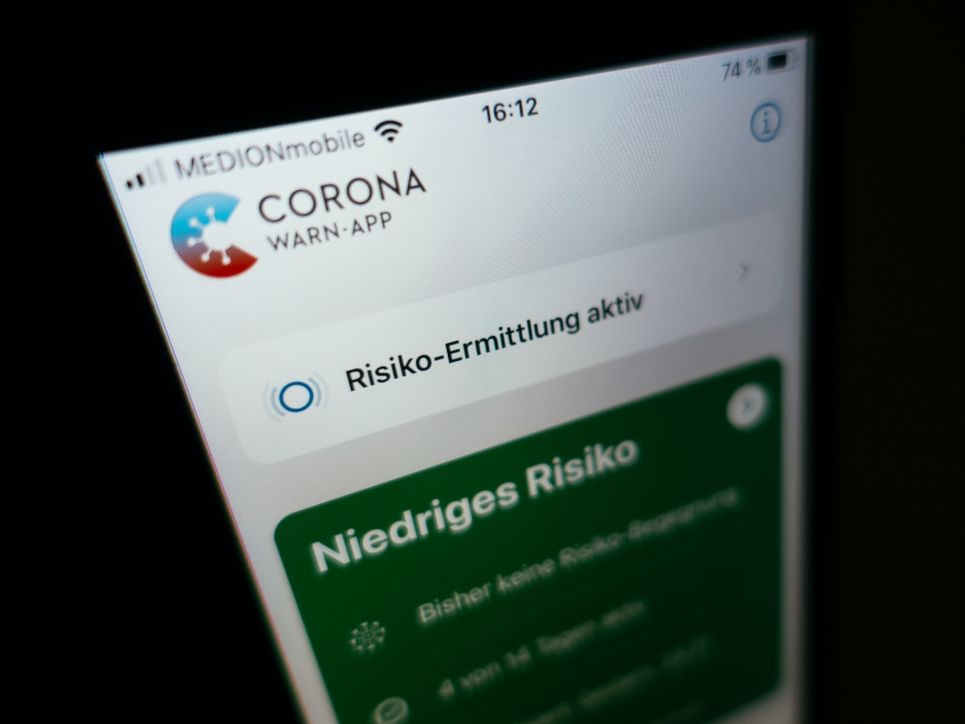 Smartphone-Display mit geöffneter Corona-Warn-App.