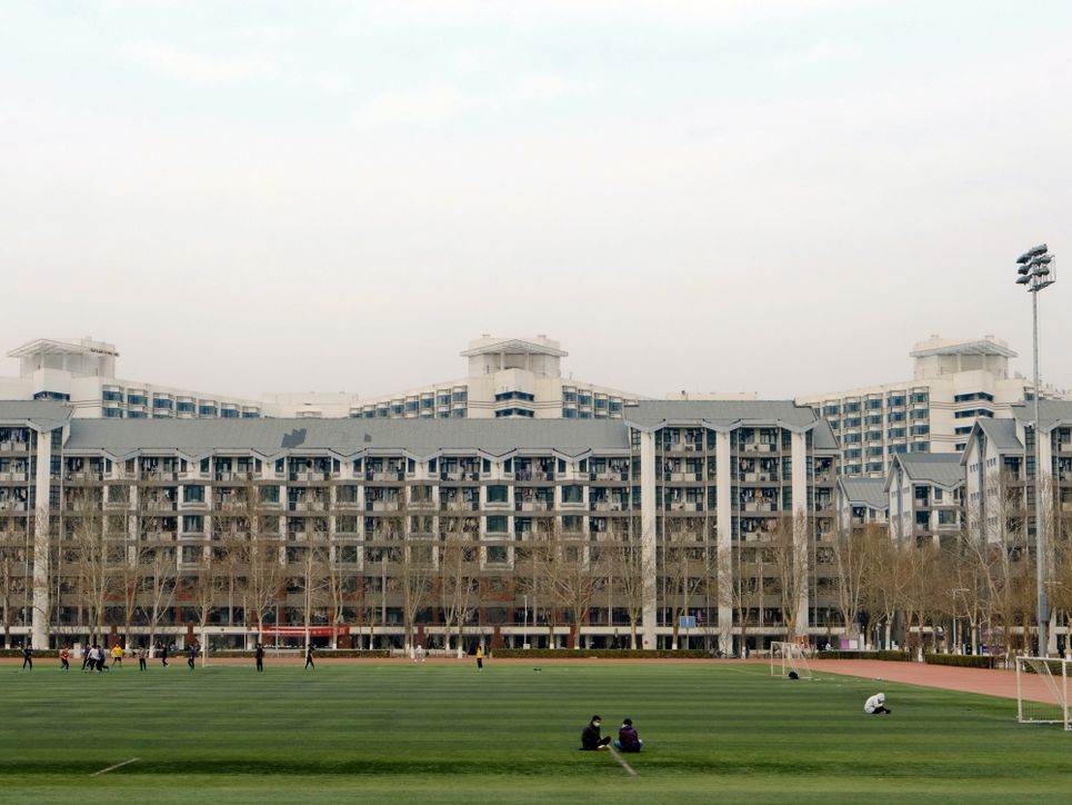 Studierende auf dem Campus einer Universität im Pekinger Stadtteil Haidian.