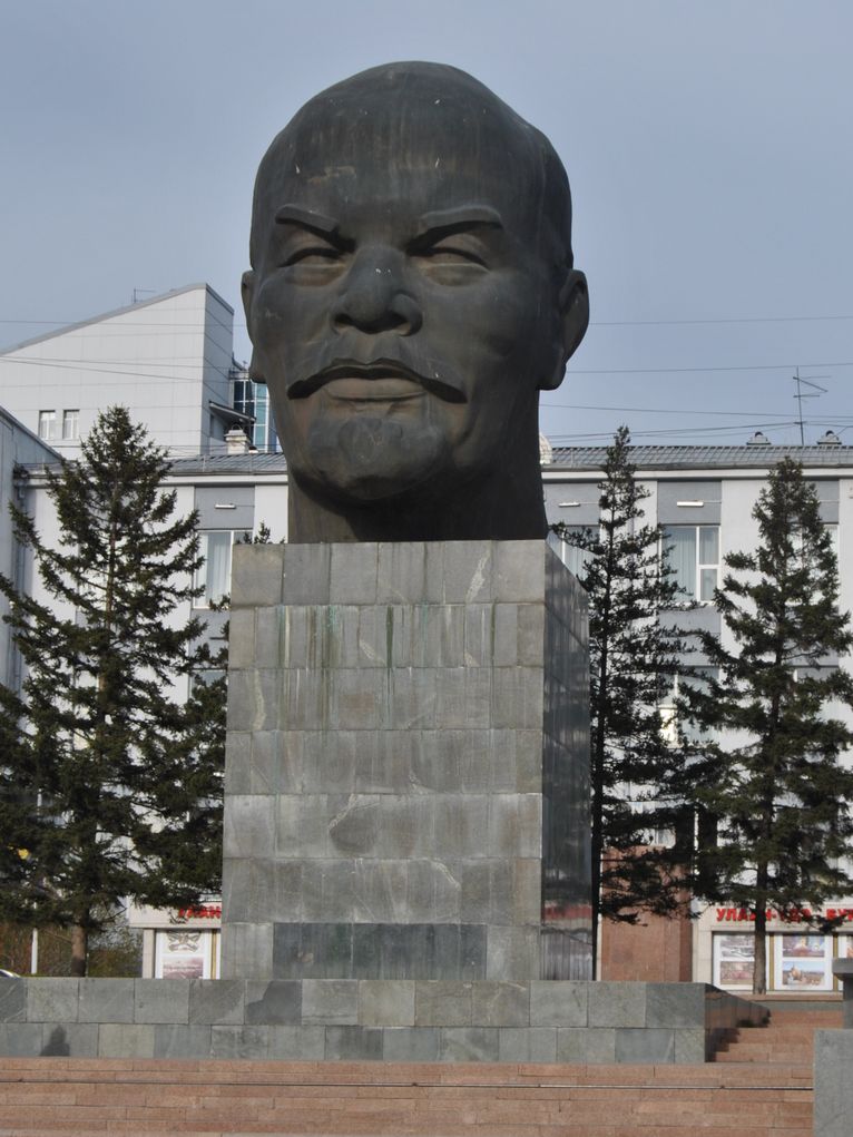 Riesige Steinskulptur von Lenins Kopf auf einem Sockel.
