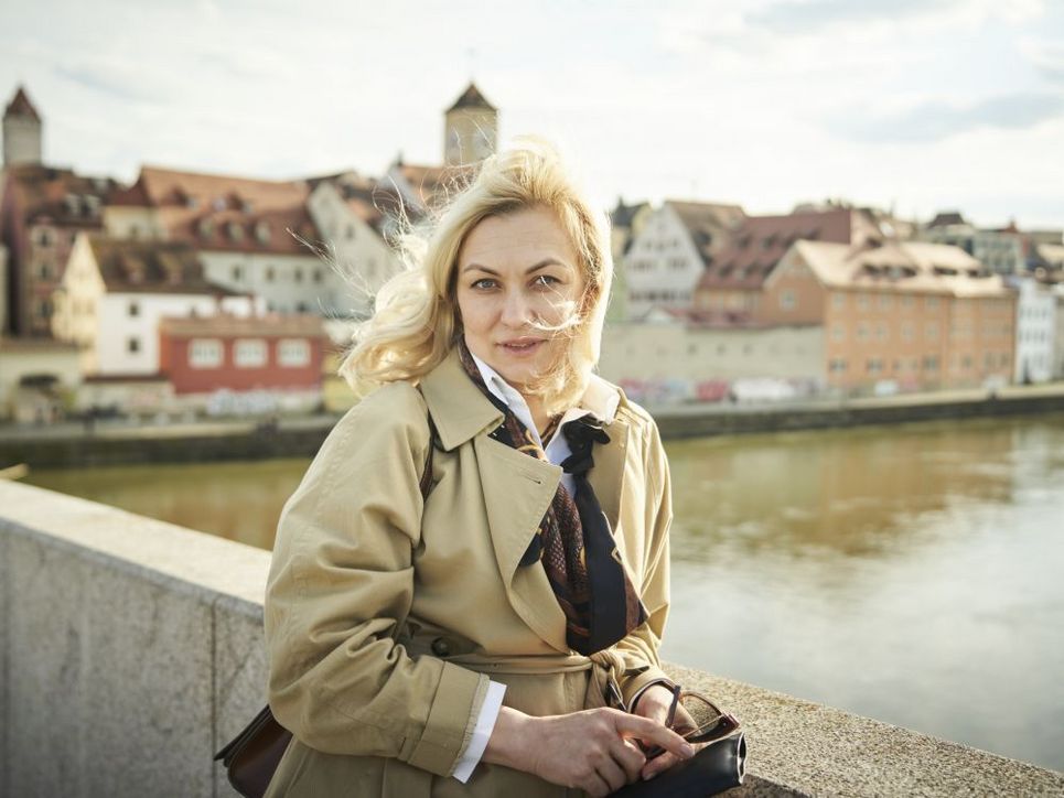 Oksana Senatorova auf einer Brücke. Leibniz Magazin 