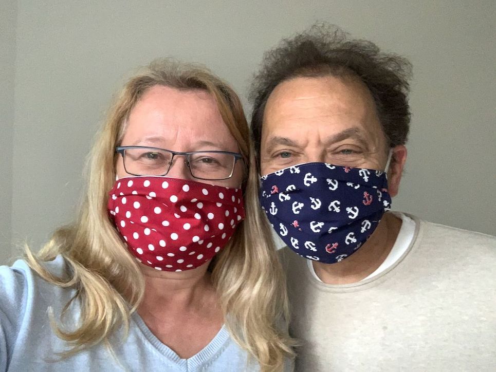 Ein Mann und eine Frau mit buntem Mund-Nasen-Schutz.
