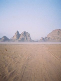 Berge in einer Wüste.