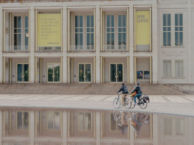 Die Radtour führt am Gebäude der Leipziger Oper vorbei.