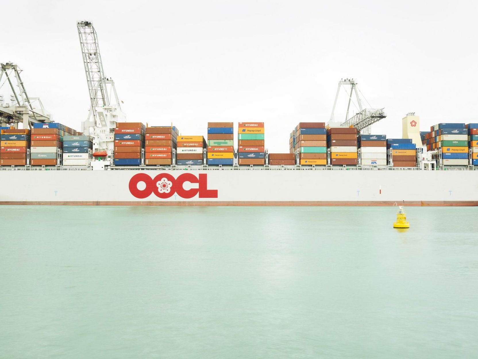 Containerschiff mit der Aufschrift "OOCL"