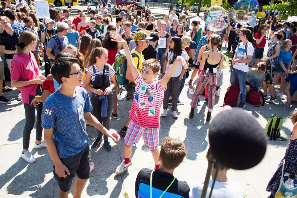 Demonstrierende Schülerinnen und Schüler mit Seifenblasen.