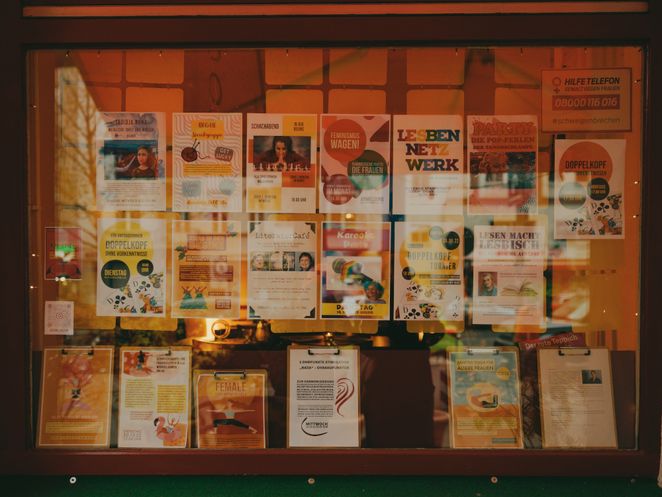 Schaufenster mit Werbeplakaten.