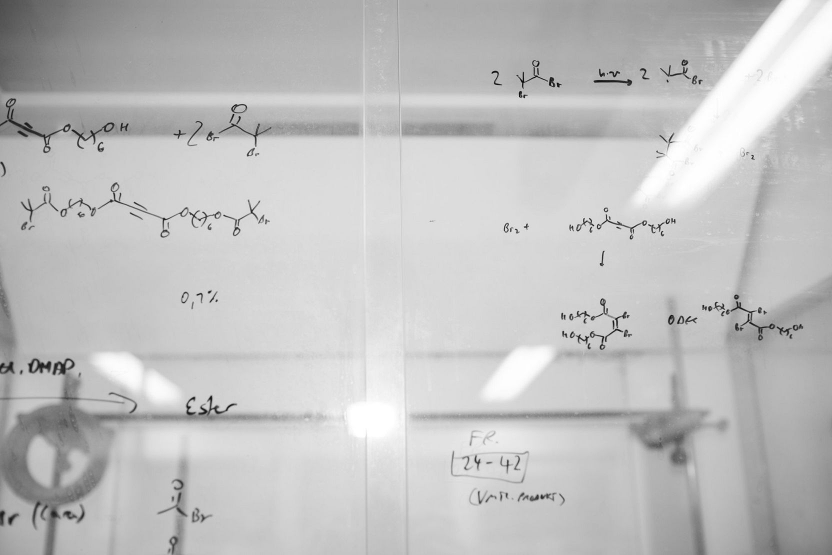 Whiteboard mit chemischen Formeln.