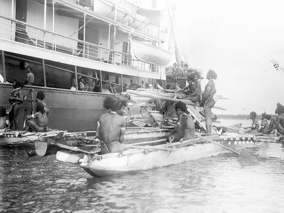 uslegerkanus mit Männern, von Bord aus fotografiert