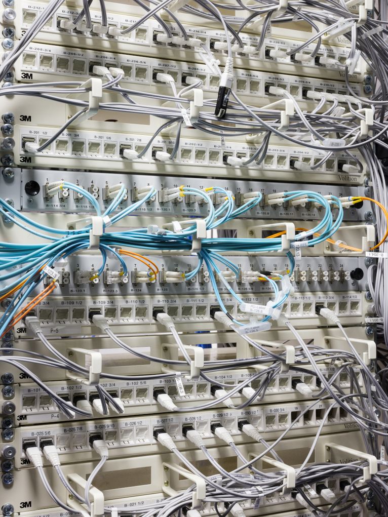 Detailansicht der Verkabelung des Servers.