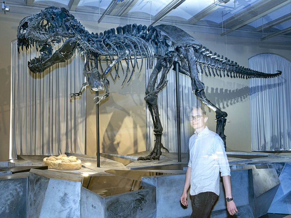 Robert Luther vor einem Dino-Skelett im Museum für Naturkunde