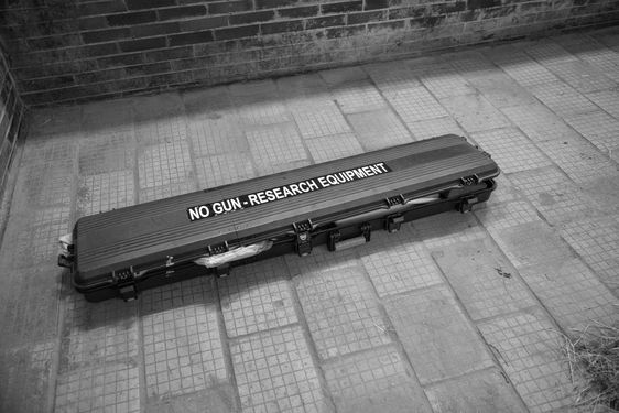 länglicher Koffer mit der Aufschrift "No Gun – Research Equipment"