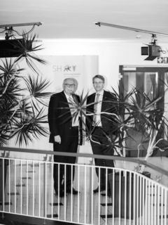 Daniel Günther und Matthias Kleiner in einem Foyer.