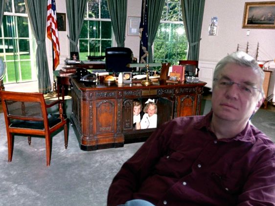 Matthias Steinmetz in einem Raum mit US-amerikanischer Flagge, großem Schreibtisch aus Holz und Blick auf den Garten.