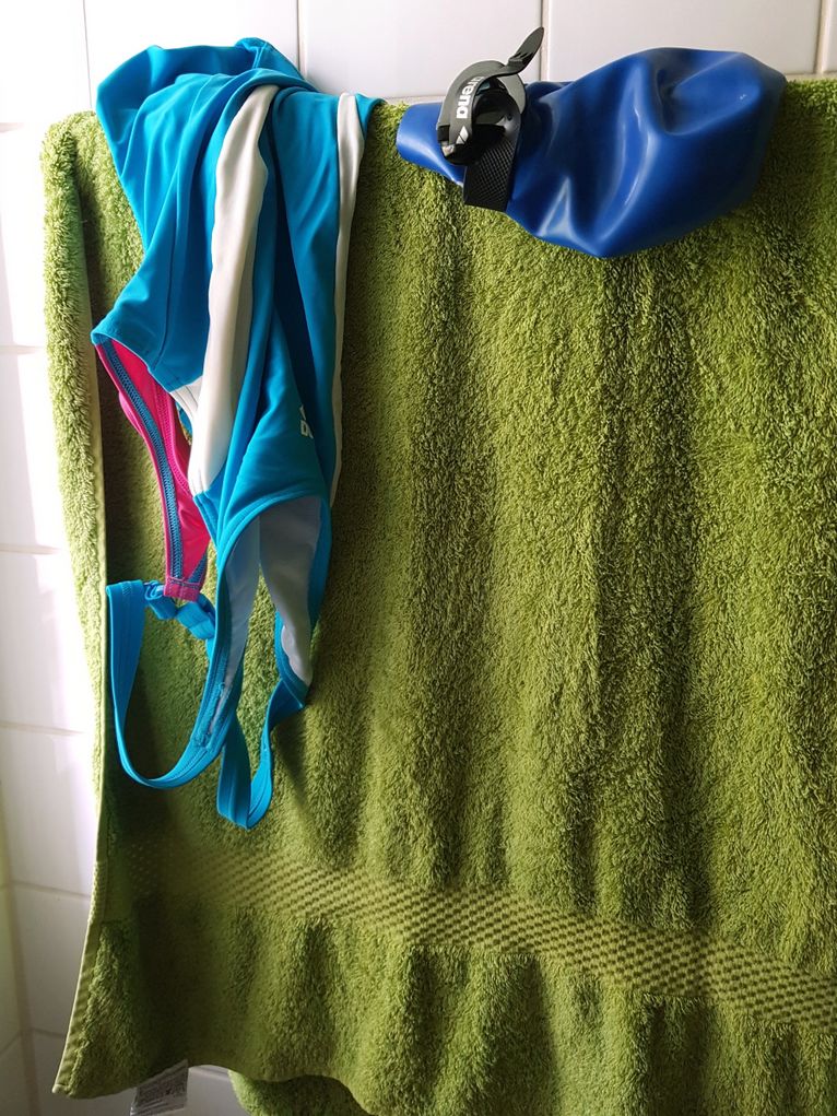 Handtuch, Badeanzug, Badekappe und Schwimmbrille