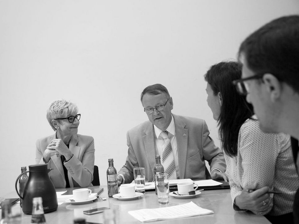 Sabine Brünger-Weilandt und Reiner Brunsch an einem Tisch mit Getränken.