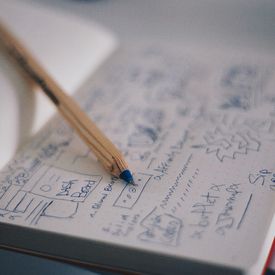 Notizen in einem Notizbuch und ein Stift.