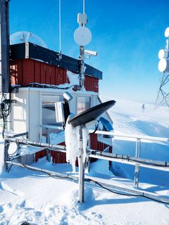 Messgerät auf dem verschneiten Dach des ALOMAR-Observatoriums auf der norwegischen Insel Andoya.