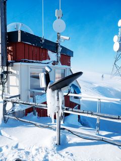 Messgerät auf dem verschneiten Dach des ALOMAR-Observatoriums auf der norwegischen Insel Andoya.