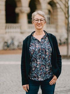 Brigitte Finke steht vor dem Institut für Bildungsverläufe in Bamberg
