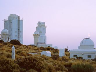 Forschungsstation mit mehreren weißen Teleskop-Türmen.