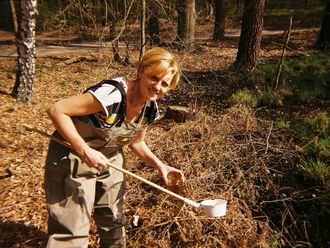 Doreen Werner bei der Arbeit im Wald.