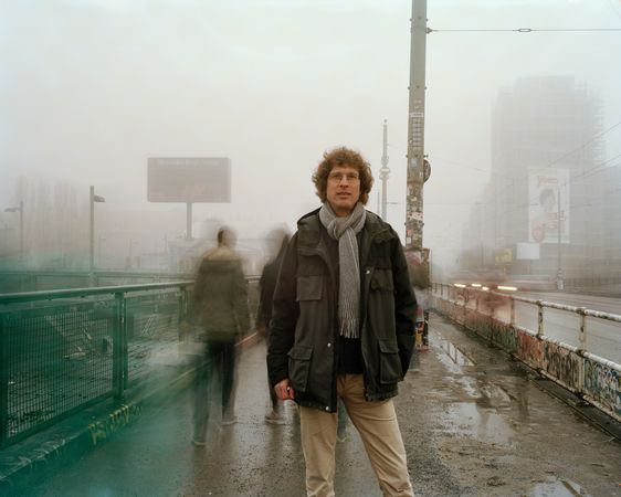 Künstlerisch verwischtes Foto von Jens Krause auf einer Brücke.
