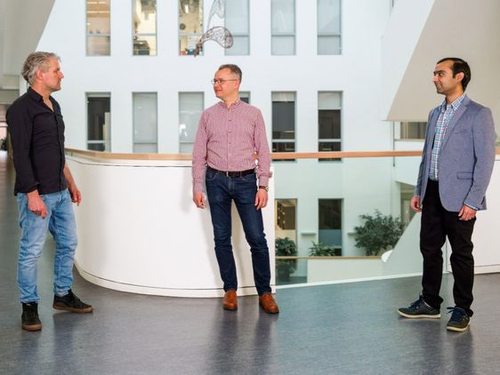 Matthias Deliano, Stefan Dürschmid und Bankim Subhash Chander am Leibniz-Institut für Neurobiologie. Sie sind zueinander gewandt und scheinen im Gespräch.