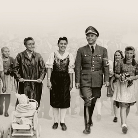 Albert Speer in Uniform mit jungen Frauen.