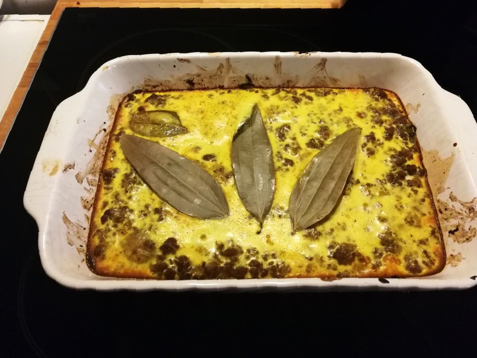 Gelber Auflauf mit Lorbeerblättern.