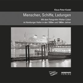 Buchcover mit dem Titel: Menschen, Schiffe, Ladungen und einem großen Schiff in einem Hafen.