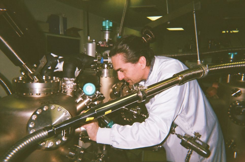 João Marcelo Lopes bei der Arbeit im Labor