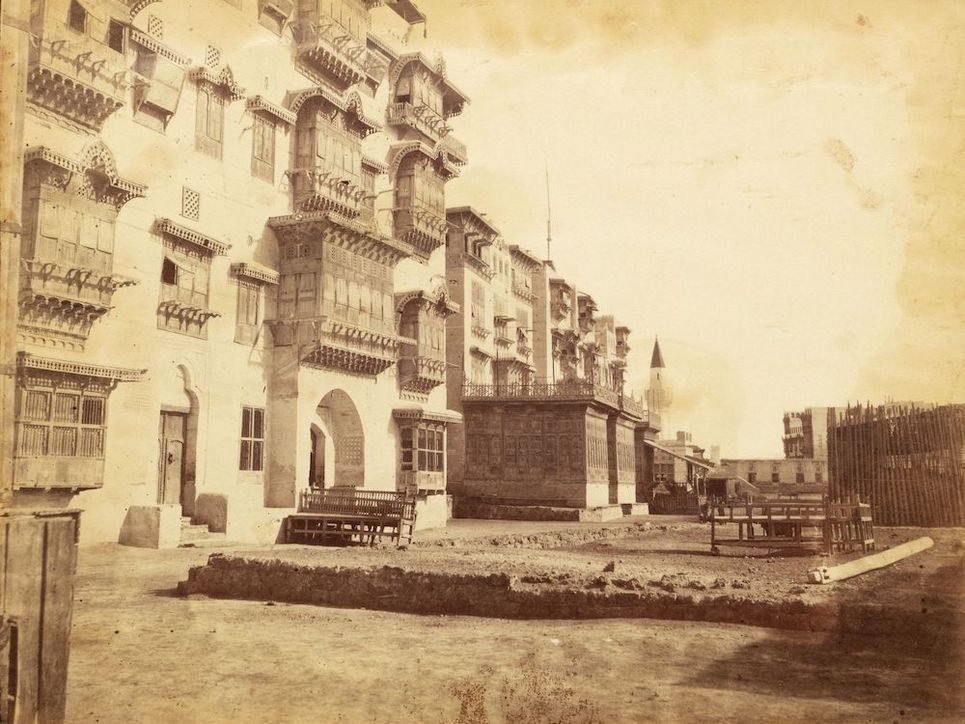 Historisches Foto großer Gebäude in Dschidda, die aufwändig verzierte Fensterläden haben.