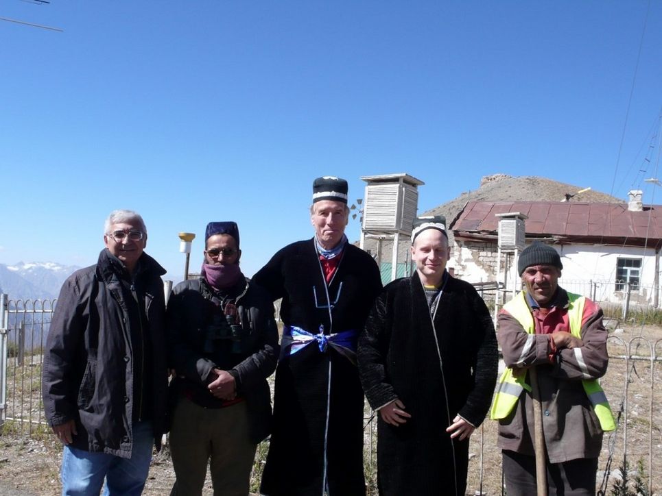 Gruppenfoto mit Althausen in traditioneller Tadschikischer Tracht