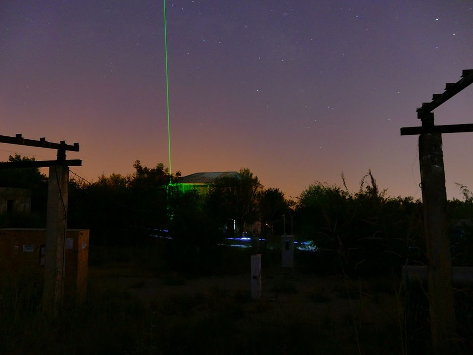 Ein Laser strahlt in den Nachthimmel