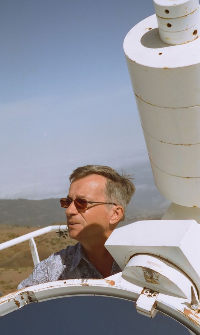 Wolfgang Schmidt auf einem Forschungsturm mit Teleskop.
