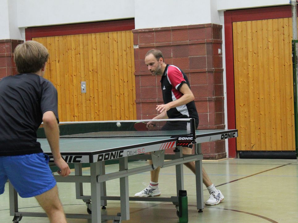 Jan Marcus beim Tischtennisspielen in einer Turnhalle.