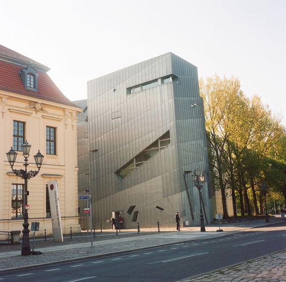 Fassade des Jüdischen Museums in Berlin mit historischem und neuem Bau.