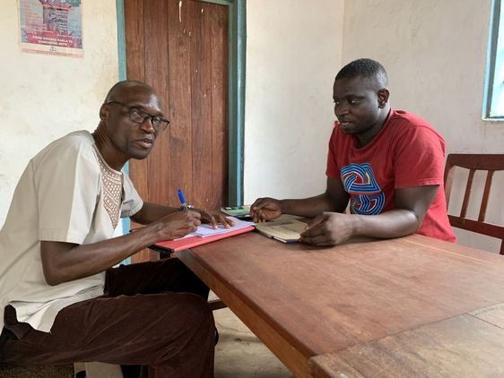 Der tansanische Historiker Musa Sadock befragt den Bewohner eines nahegelegenen Dorfes.