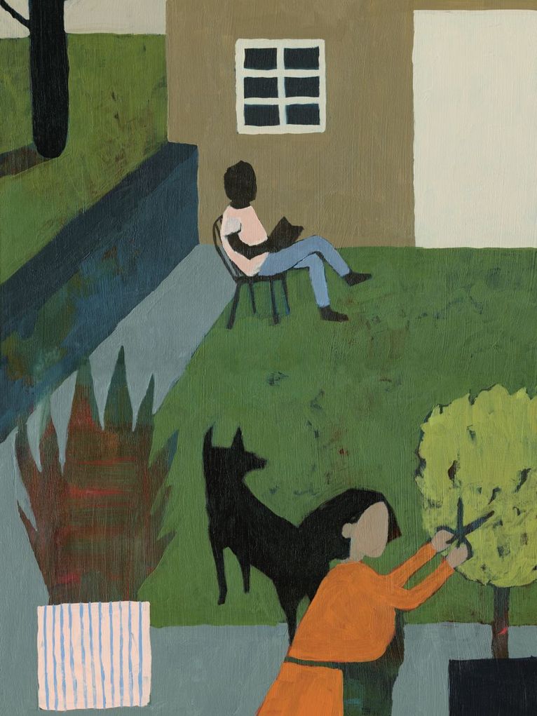 Bunte Illustration eines Paares. Die männlich gelesene Person sitzt lesend in einem Gartenstuhl während die weiblich gelesene Person einen Busch beschneidet. Es ist auch ein Hund im Garten.