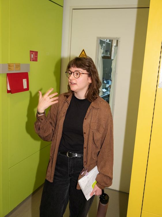 Kinga Konkel steht in einem Gang