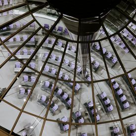 Blick durch eine Glaskuppel auf den Sitzungssaal des Deutschen Bundestags.