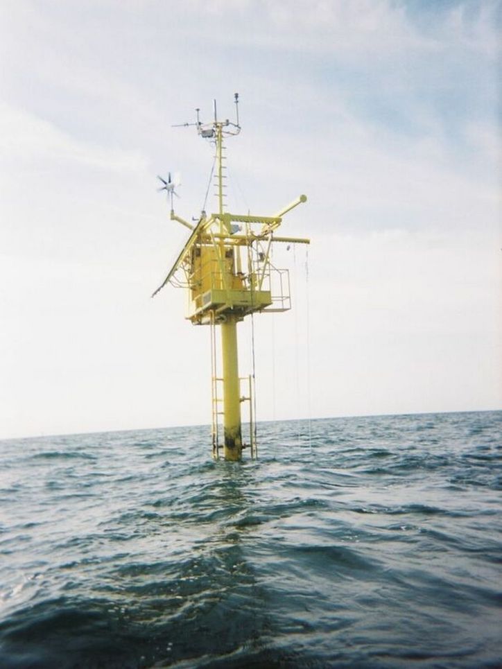 Gelbe Messstation im Meer