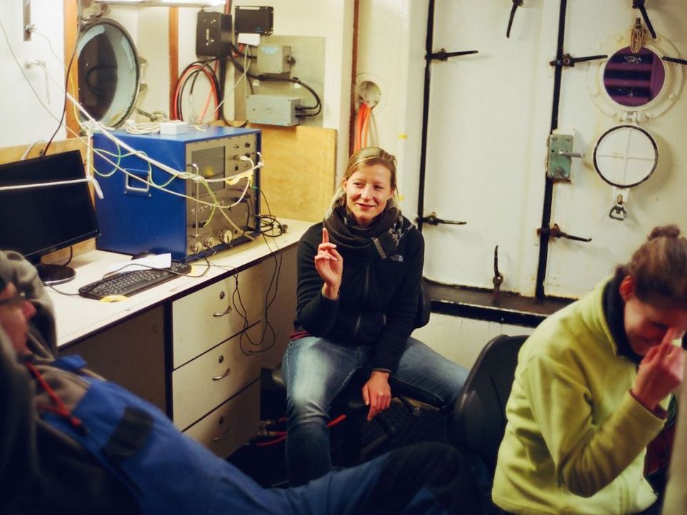 Susanne Coers, Sandy Bohnert mit Alexander Bartholomäh unter Deck der "Senckenberg"